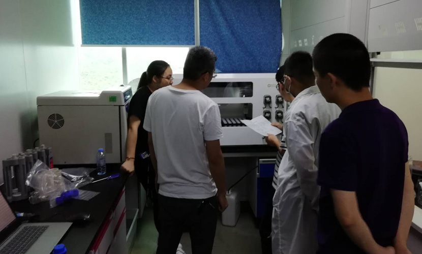 工程師現(xiàn)場(chǎng)耐心的進(jìn)行培訓(xùn)與解答實(shí)驗(yàn)人員的實(shí)驗(yàn)問(wèn)題