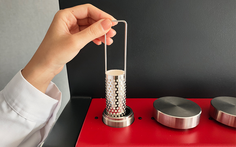 放入FT-640全自動(dòng)索氏提取儀的萃取室 放入FT-640全自動(dòng)索氏提取儀的萃取室